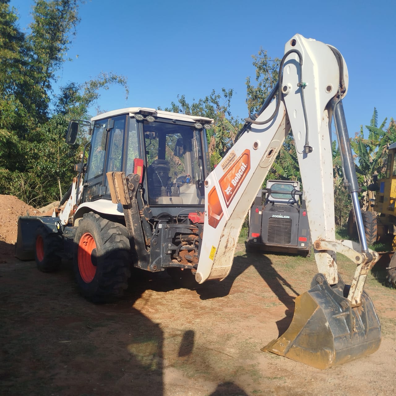 Retroescavadeira - Equipamento de terraplenagem em Itupeva-SP - Imagem 1